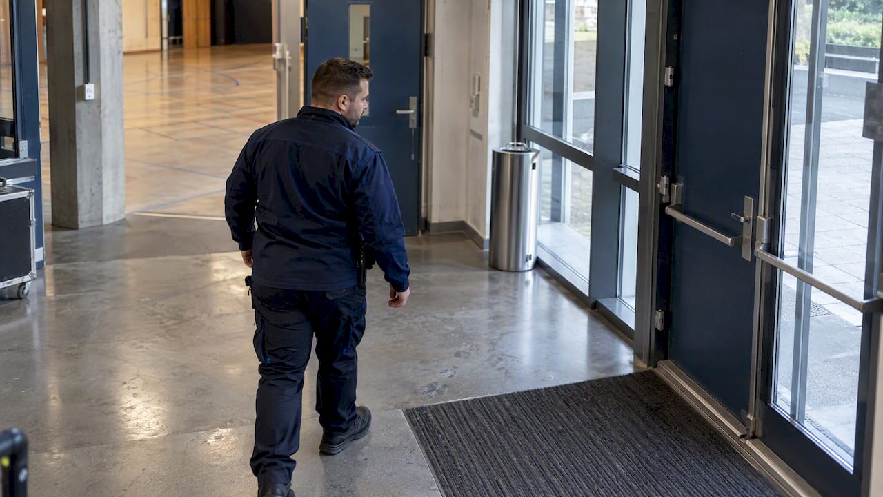 Sicherheitsfachkraft bei der Objektbegehung