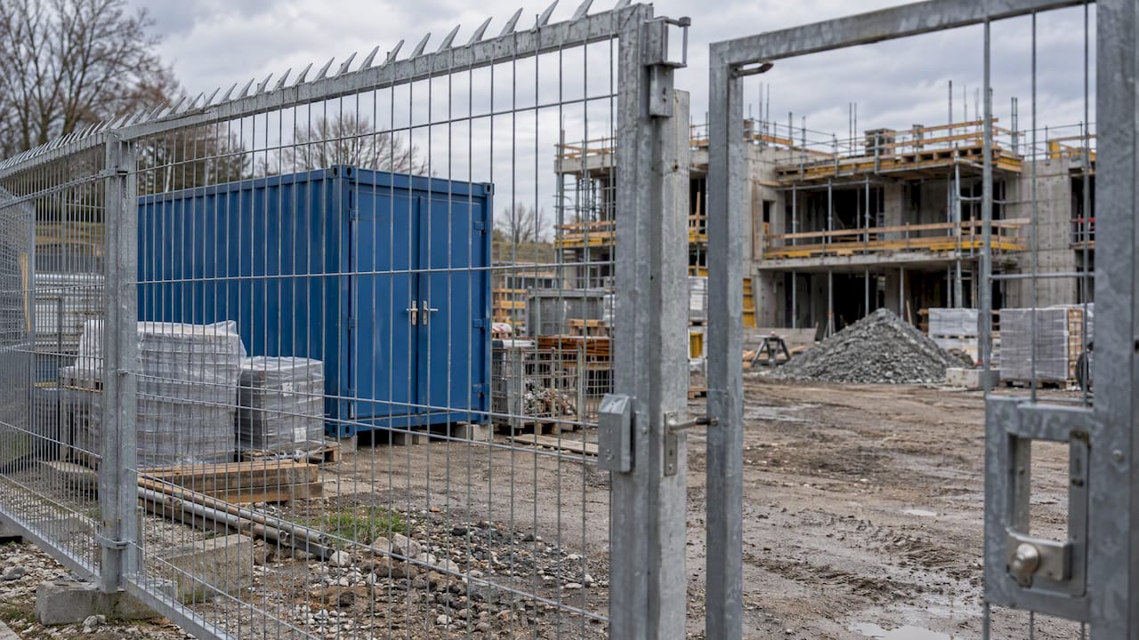 Bauzaun und verschlossener Fachcontainer